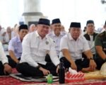 Bupati Gowa, Adnan Purichta Ichsan, menyerahkan bakul maudu kepada warga saat peringatan Maulid Nabi Muhammad SAW di Masjid Agung Syekh Yusuf, disaksikan oleh masyarakat yang antusias mengikuti kegiatan tersebut (Dok.Istimewa)