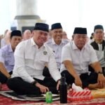 Bupati Gowa, Adnan Purichta Ichsan, menyerahkan bakul maudu kepada warga saat peringatan Maulid Nabi Muhammad SAW di Masjid Agung Syekh Yusuf, disaksikan oleh masyarakat yang antusias mengikuti kegiatan tersebut (Dok.Istimewa)