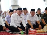 Bupati Gowa, Adnan Purichta Ichsan, menyerahkan bakul maudu kepada warga saat peringatan Maulid Nabi Muhammad SAW di Masjid Agung Syekh Yusuf, disaksikan oleh masyarakat yang antusias mengikuti kegiatan tersebut (Dok.Istimewa)